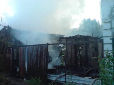 Девять пожарных расчётов тушили дом в Рязани