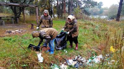 Сотрудники Ерахтурского лесничества очистили территорию памятника природы «Озеро Ерхинка»