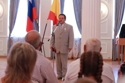 Рязанцам вручили региональные и государственные награды в преддверии Дня флага России