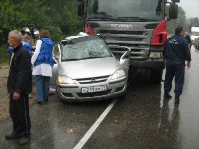 В Тульской области рязанец на Scania раздавил лихача на Opel  