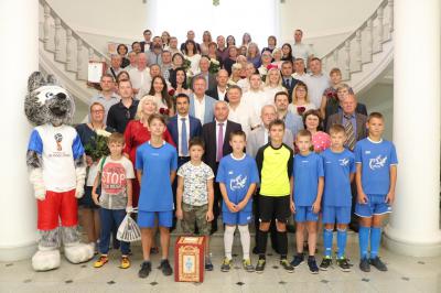 Сергей Карабасов наградил работников физической культуры и спорта города