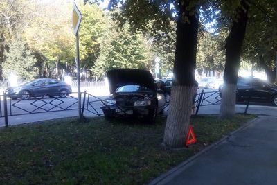 В Рязани на площади Соборной легковушка въехала в ограждение