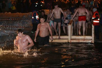 Рязанцы отпраздновали Крещение купанием в Ореховом озере