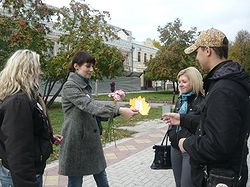 Молодые педагоги дарили жителям Рязани кленовые листья