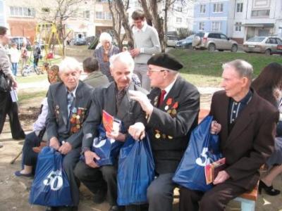 Ветераны войны принимают подарки от Рязанской нефтеперерабатывающей компании