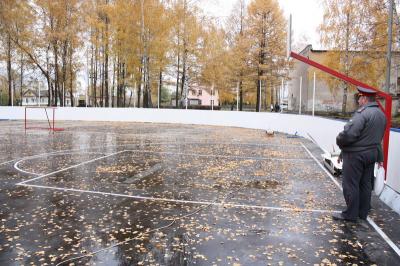 Олег Ковалёв проверил, как идёт в Листвянке строительство хоккейной коробки и теннисного корта