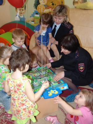 Сотрудники Госавтоинспекции с подарками посетили Рязанский дом ребёнка