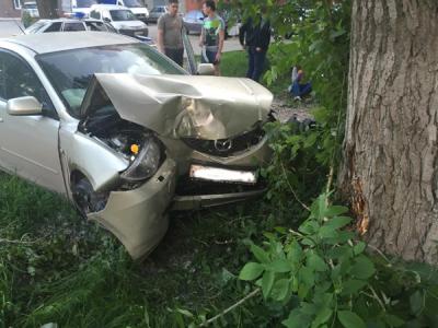 Mazda неудачно обогнала Skoda в Рязани и влетела в дерево