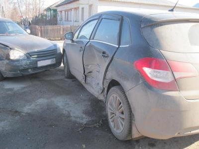 «Лада-Приора» въехала в Citroen C4 на улице посёлка Солотча
