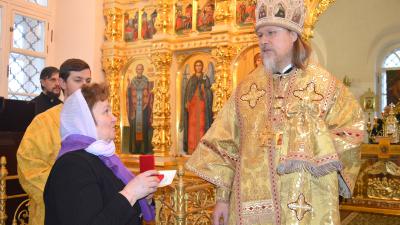 Митрополит Марк вручил рязанке медаль за помощь в строительстве церкви