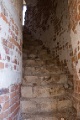 А вот эта лестница в стене колокольни ведет наверх, на обрушенную крышу и дальше, на средний ряд колоннады title=