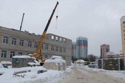Елена Сорокина осмотрела строительство новой школы в Кальном