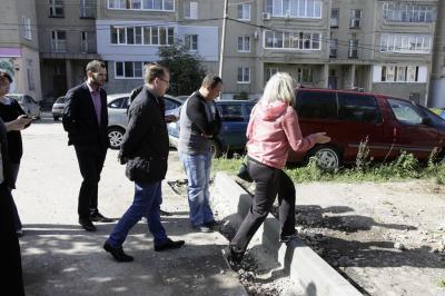 Сергей Карабасов проверил ход работ по ремонту территории у дома №5 по улице Щорса