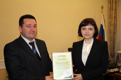 Ульяна Варич вручает Алексею Зимину «Сертификат партнёра».