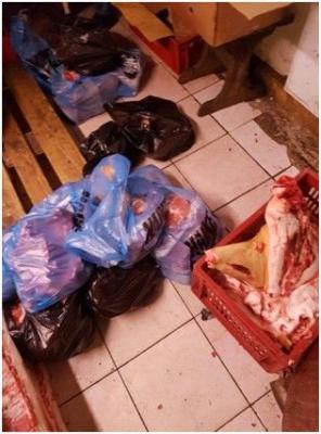 На «пятой базе» в Рязани торговали мясом с грязных поддонов
