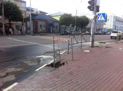 Провал тротуара в районе площади Ленина начали ремонтировать