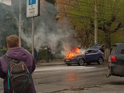 В центре Рязани загорелся автомобиль