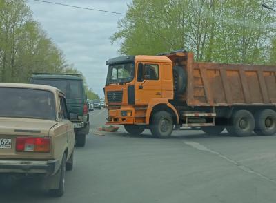 На Южной окружной дороге Рязани столкнулись легковушка и грузовик