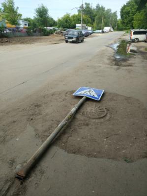 На улице Гоголя упал дорожный знак