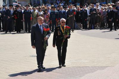 Игорь Греков возложил цветы к Вечному огню у монумента Победы