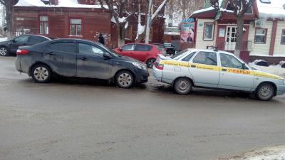 На улице Горького иномарка «догнала» учебную машину
