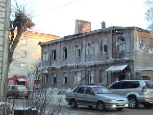 Ночью в центре Рязани загорелся деревянный двухэтажный дом