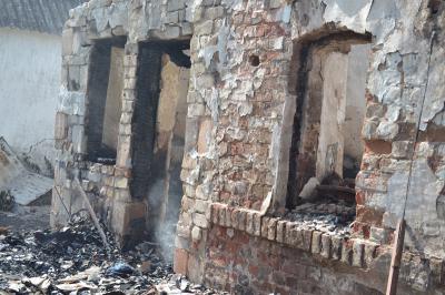 На пожаре в Михайловском районе едва успела спастись многодетная семья