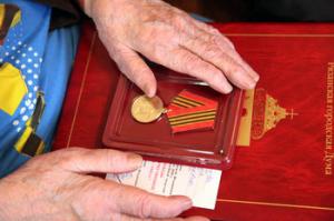 Ещё два ветерана Великой Отечественной войны получили юбилейные медали к 65-летию Победы