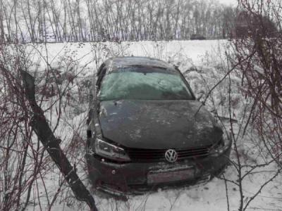 На рязанском участке трассы М5 Volkswagen улетел в кювет, пострадала женщина-водитель