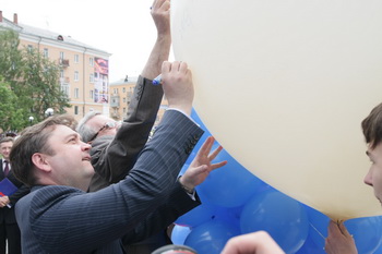 Андрей Шевелёв написал пожелание рязанским предпринимателям на огромном воздушном шаре