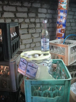 Житель Рязанской области организовал в гараже производство водки «Морозовская особая»