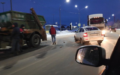 В Рязани на Ряжском шоссе столкнулись грузовик и легковушка