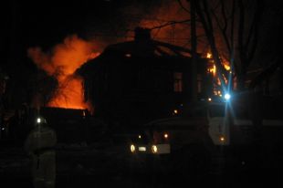 Пожарные не дали сгинуть в огне бревенчатому дому в Милославском раойне