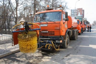 В Рязани 11 дорожных машин переоборудовали для подметания и помывки улиц