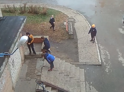 В Новомичуринске на видео попали подростки, кидавшие в пенсионерку камни и бутылки