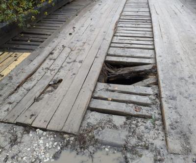 В Касимовском районе большегруз сломал мост