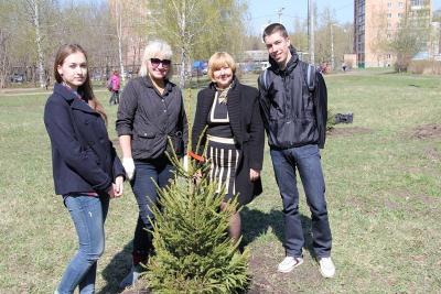В Комсомольском парке Рязани высажена аллея выпускников 