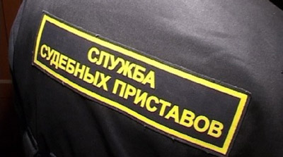 Приставы помогли рязанцу взыскать 400 тысяч рублей за повреждённый в яме автомобиль