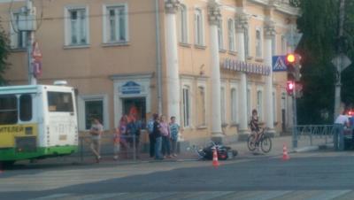 На перекрёстке Ленина и Свободы случилось ДТП с участием мотоциклиста