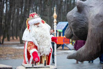Дед Мороз из Великого Устюга прогулялся по рязанскому Лесопарку