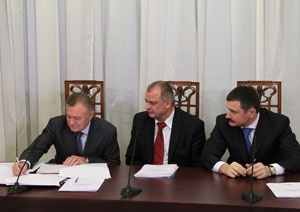 Олег Ковалёв подписал трёхстороннее соглашение между органами исполнительной власти, профсоюзами и работодателями ЦФО