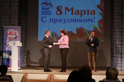 Аркадий Фомин поздравил женщин «Единой России»