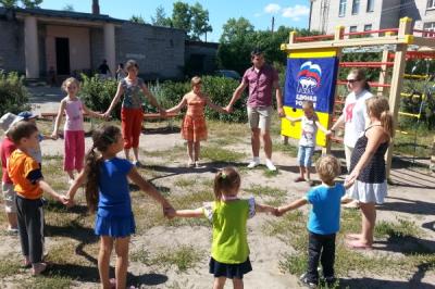 Рязанские единороссы развлекли детей украинских беженцев