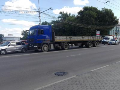 В центре Рязани грузовик «догнал» ВАЗ-2114