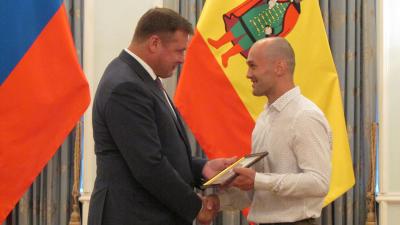 Николай Любимов вручил сертификат на квартиру рязанскому спортсмену