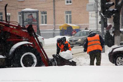 Рязанские коммунальщики продолжают бороться со снежной напастью