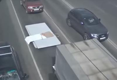 На Московском шоссе из грузовика вывалился гипсокартон