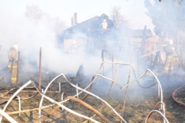 Огонь уничтожил баню в посёлке Алеканово Рязанского района