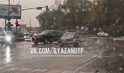 На улице Солнечной в Рязани столкнулись две легковушки
