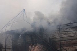 В Рязани огонь повредил жилой дом и крышу соседнего здания